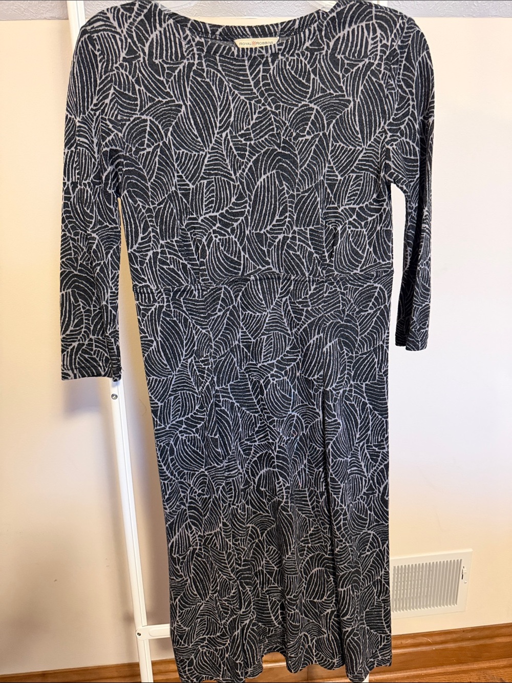 Royal Robbins wool blend round neck leaf print grey black knit midi dress Sz S